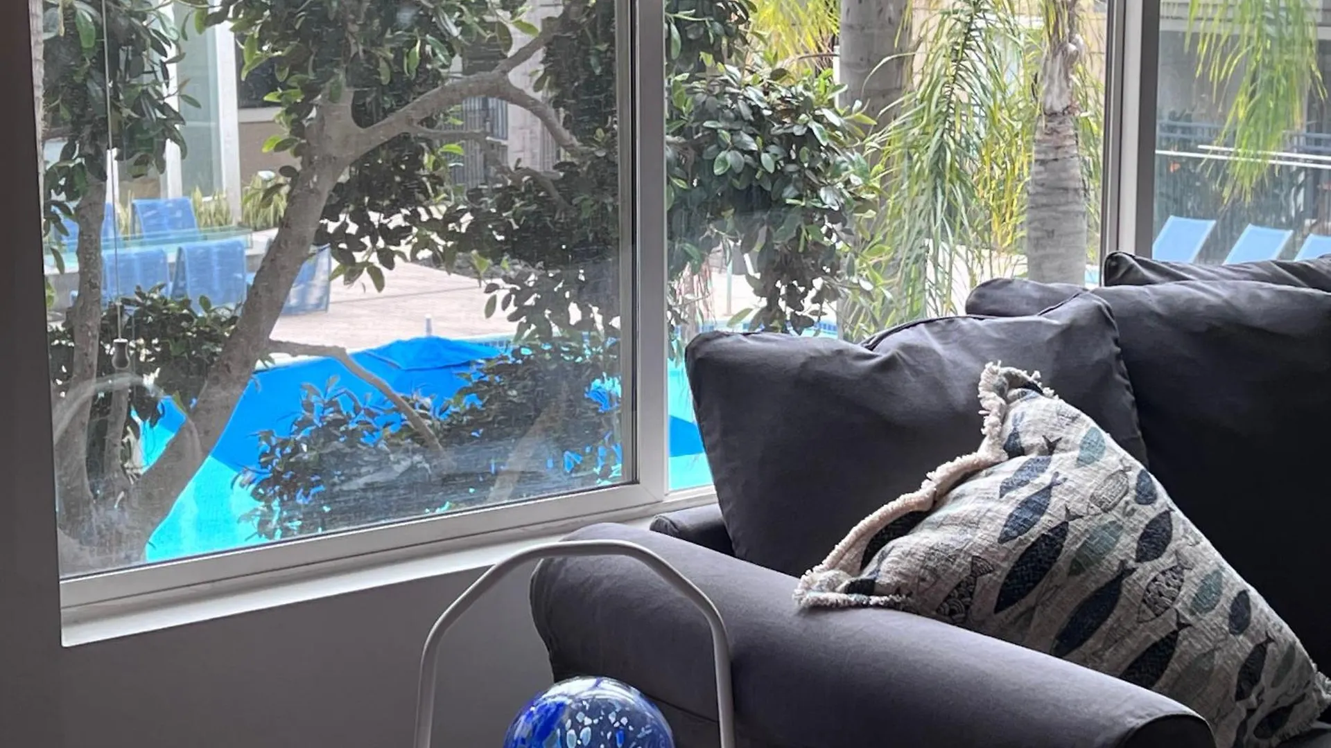 The Electric Blue Abode With A Gorgeous Pool View Apartment Los Angeles