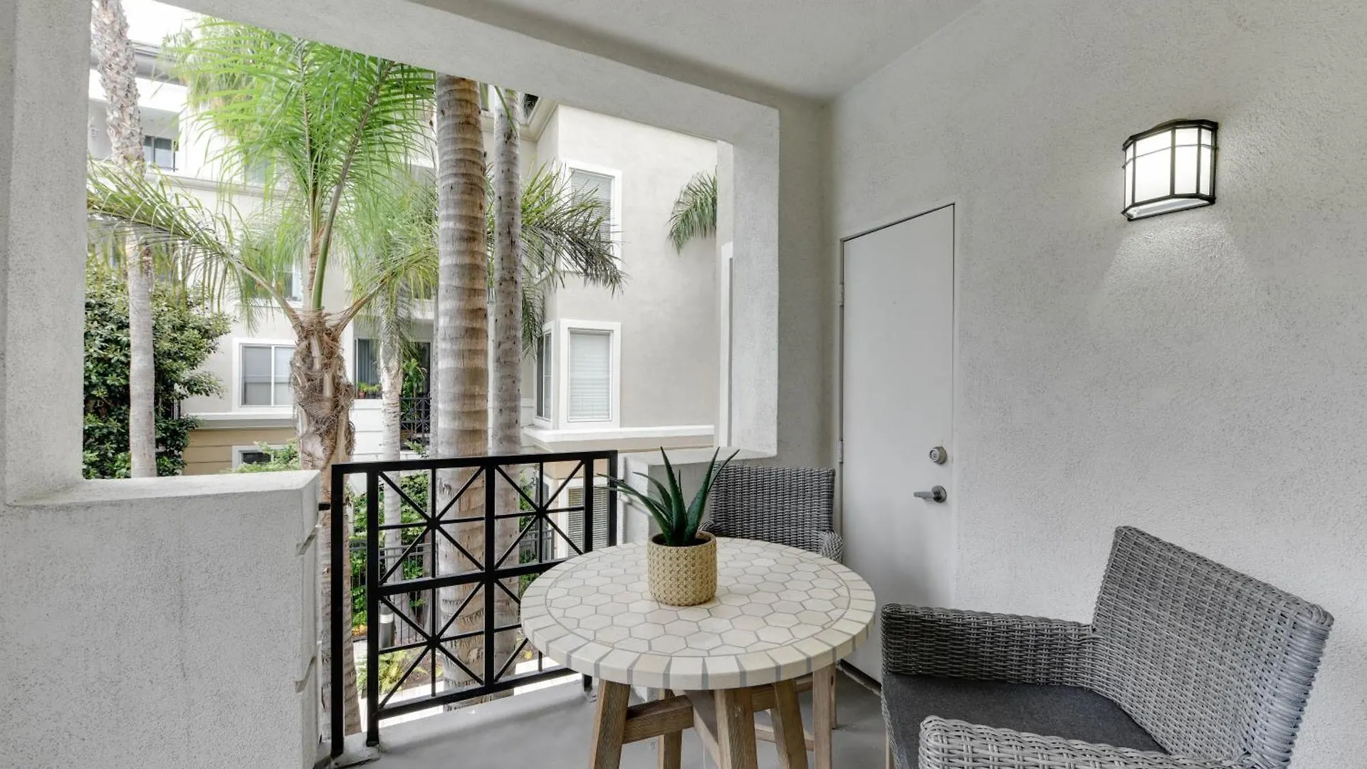 The Electric Blue Abode With A Gorgeous Pool View Apartment Los Angeles